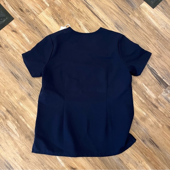 Womens NWT figs Catarina short sleeve pocket scrub top sz M blue - Picture 2 of 4